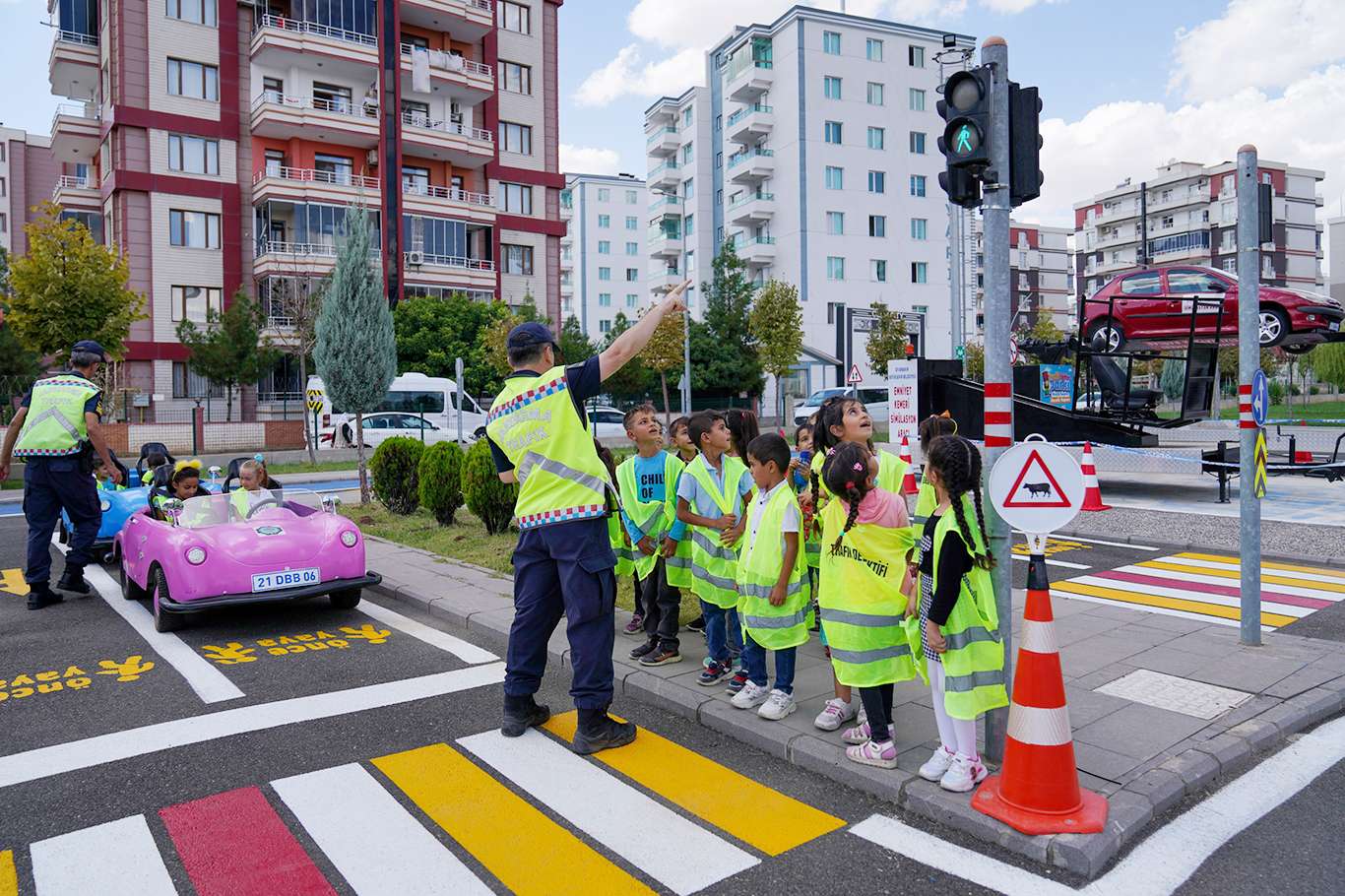 Öğrencilere uygulamalı trafik eğitimi Öğrencilere uygulamalı trafik eğitimi